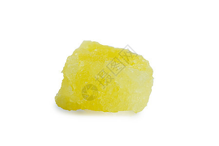 在白色背景上被孤立的晶糖岩石块块金子团体草本植物焦糖糖果甘蔗立方体碳水食物宏观图片