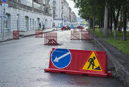 湿路标志路交通运输危险警告城市路障维修街道栅栏障碍图片