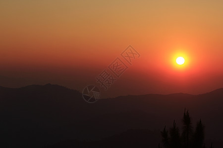 日落的橙色光亮 在黄昏的山峰森林地平线阳光墙纸公园首脑太阳爬坡风景岩石图片