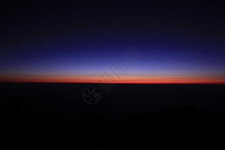 日出在山顶的清晨山峰上辉光构图天空日落蓝色太阳天气图层远景紫色图片