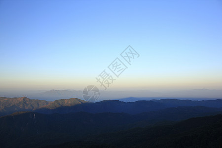 山上弥漫着迷雾的早晨山脉环境薄雾风景丘陵天空太阳爬坡森林蓝色图片