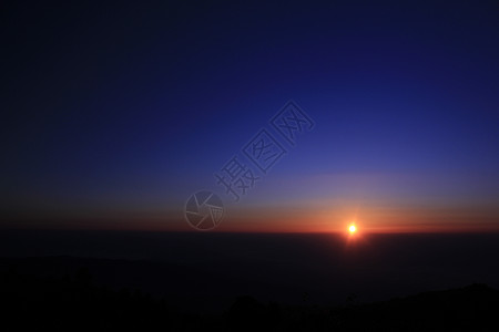 日出在山顶的清晨山峰上马戏团蓝色辉光图层远景戏剧性天空紫色天气构图图片