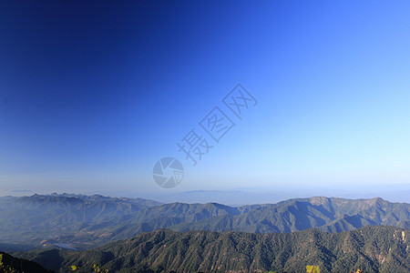 山上弥漫着迷雾的早晨阴霾薄雾风景丘陵季节旅行热带环境公园森林图片