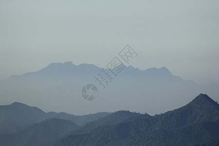 山上弥漫着迷雾的早晨山脉旅游阴霾蓝色太阳阳光顶峰丘陵荒野爬坡图片