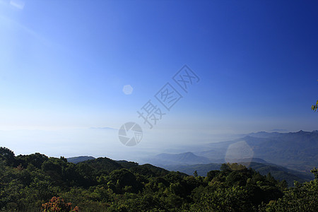 山上弥漫着迷雾的早晨阴霾天空季节太阳荒野森林风景爬坡山脉蓝色图片