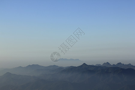 山上弥漫着迷雾的早晨森林山脉环境顶峰季节荒野天空丘陵热带旅游图片