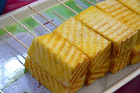面包和黄油砧板白色食物木头甜点奶油小吃黄色图片