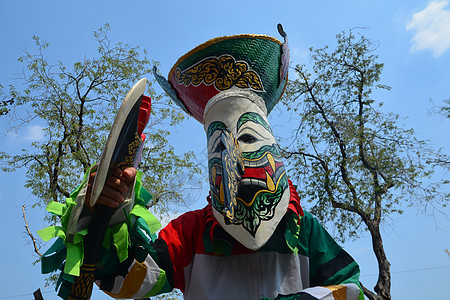 菲达孔文化幸福节日艺术家面具舞蹈戏服裙子怪物表演高清图片