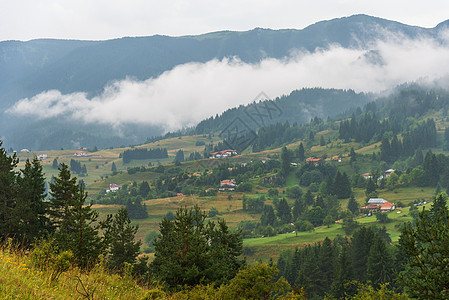 山云在保加利亚罗多普山的美丽村落农村日落地区房子旅行太阳历史遗产植物群环境背景