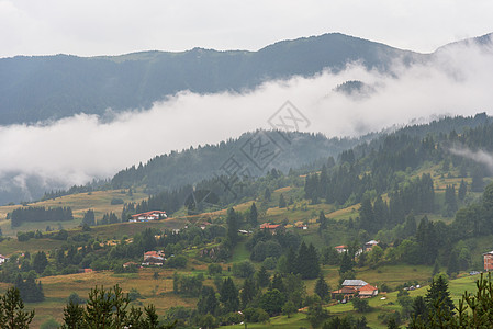 在保加利亚罗多普山的美丽村落橙子太阳峡谷场景叶子房子日落旅行遗产农村图片