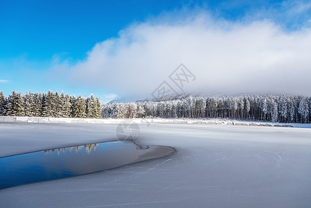 冰层表面的蓝色冰和裂缝 在冰层下冰冻湖底日落暴风雪旅行建筑风景车道曲目季节天气天空图片