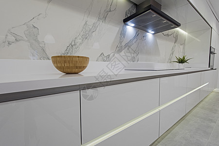 豪华公寓的现代厨房设计图柜台家具展示风格房间条形大理石橱柜抽油烟机装饰图片