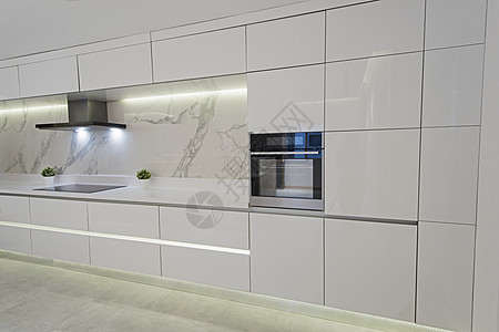 豪华公寓的现代厨房设计图抽屉装饰排气扇橱柜门橱柜玻璃门奢华条形抽油烟机房间背景图片