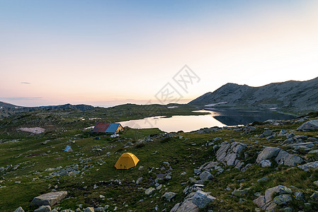 卡梅尼察山峰和特夫诺湖的日落风景皮林石头国家远足反射生物圈路线太阳全景晴天图片