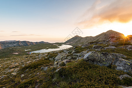 卡梅尼察山峰和特夫诺湖的日落风景晴天反射石头爬坡路线天空远足蓝色环境生物圈图片