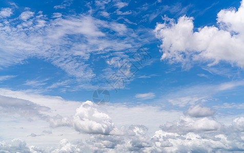 蓝天上蓬松的白云 触感柔软如棉全景天堂气候蓝色空气天气气氛棉布阳光环境图片