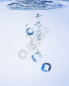 水中的冰锥体饮料派对冷藏食物苏打立方体玻璃茶点气泡酒吧图片