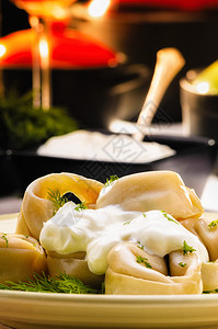 与芬内尔和斯梅塔纳Sour Cream一起的Pelmeni多金人蒸汽面团美食勺子茴香盘子午餐奶油水饺瓶子图片