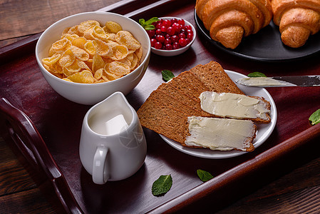 美味早餐 新鲜羊角面包和成熟的浆果厨房糕点果汁杯子桌子甜点美食盘子咖啡咖啡店图片