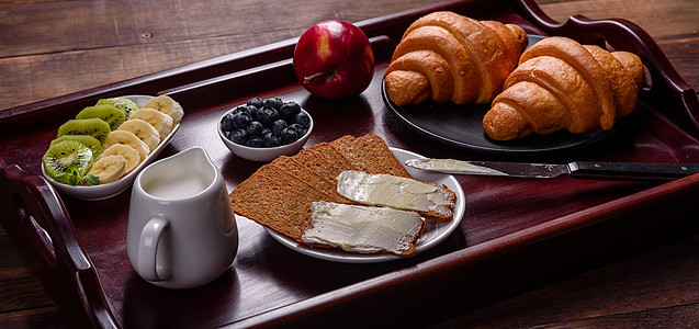 美味早餐 新鲜羊角面包和成熟的浆果盘子糕点咖啡杯子包子美食果汁小吃桌子营养图片
