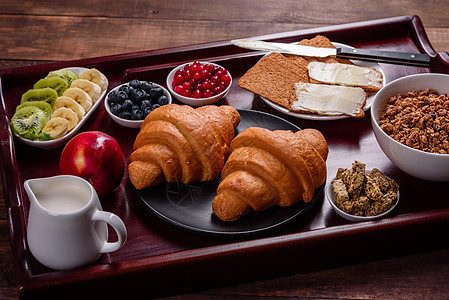 美味早餐 新鲜羊角面包和成熟的浆果小吃谷物盘子包子厨房营养果汁桌子水果咖啡图片