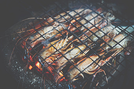 市场上的灰虾干淡水大虾街道炙烤午餐海洋派对美食木炭贝类烧烤餐厅图片