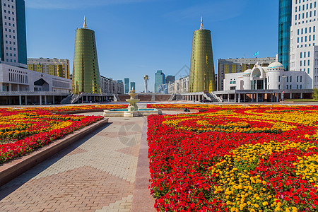 Baiterek 塔的视图地标玻璃首都城市景观建筑建筑学纪念碑摩天大楼金子图片