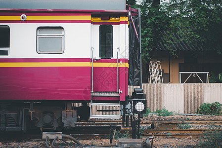 曼谷的泰国火车列车 机车运行于曼谷人群货运建筑学市中心民众运输城市生活商业建筑图片