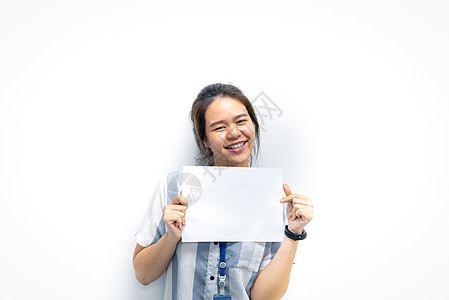 显示空白白皮书以用于复制空间的妇女木板快乐纸板广告牌海报广告展示商业女士标语图片