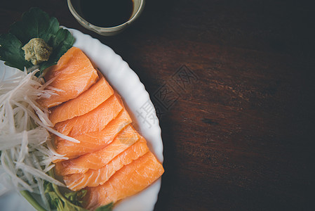 日本菜在日本餐厅吃生鱼鲑鱼饮食武士盘子海鲜厨房自助餐寿司午餐萝卜鱼片图片