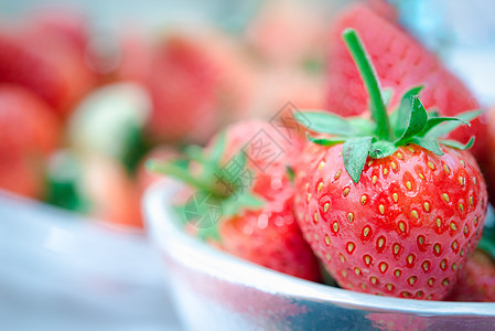 草莓红色新鲜鲜嫩果子 彩色甜汁美丽宏观食物花园盘子浆果水果果汁甜点团体图片