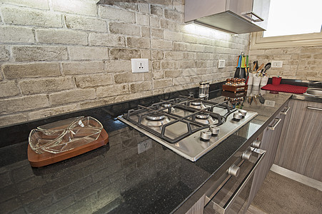 在豪华公寓的现代厨房家具展示奢华插座炊具餐具橱柜柜台架子设计图片