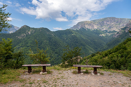 在保加利亚山丘的草原上坐长椅图片