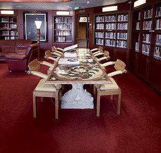 古典图书馆室 配有皮衣盔制 石桌和西图片