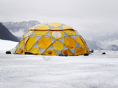 洛基山脊的岩地景观上露营帐篷图片
