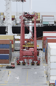 货运储存区内的卡车和一辆起重车货物集装箱图片
