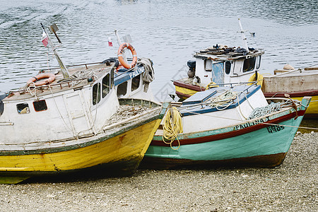 智利蒙特港海滩上小型旧渔船船(智利)图片