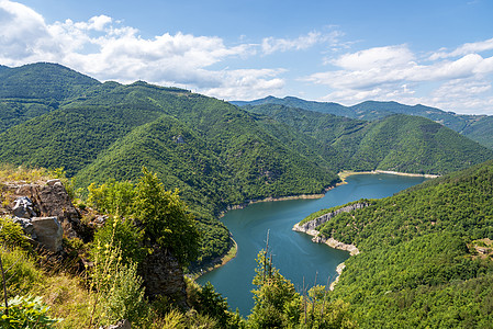 在瓦查大坝周围的绿色山上空中观察峡谷景色青山爬坡森林反射工程鸟瞰图大自然天线图片