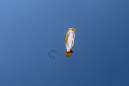 在天空中滑翔伞 滑翔伞在阳光灿烂的日子里飞行 美丽的滑翔伞在绿松石色的背景下飞行 积极的生活方式和极限运动冒险的概念 孤立假期海图片