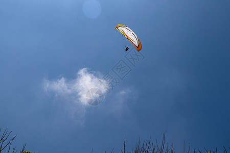 在天空中滑翔伞 滑翔伞在阳光灿烂的日子里飞行 美丽的滑翔伞在绿松石色的背景下飞行 积极的生活方式和极限运动冒险的概念 孤立肾上腺图片