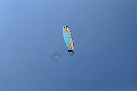 在天空中滑翔伞 滑翔伞在阳光灿烂的日子里飞行 美丽的滑翔伞在绿松石色的背景下飞行 积极的生活方式和极限运动冒险的概念 孤立降落伞图片