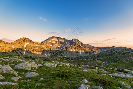 卡梅尼察山峰和特夫诺湖的日落风景太阳石头娱乐反射国家皮林远足旅行蓝色岩石图片