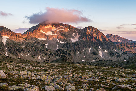 卡梅尼察山峰和特夫诺湖的日落风景生物圈岩石假期远足反射顶峰环境爬坡天空全景图片