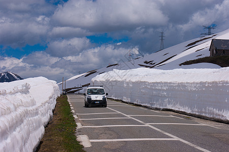 法国阿尔卑斯山脉景观寒冬雪堆道路天气季节图片