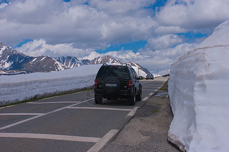 法国阿尔卑斯山脉景观雪堆季节道路寒冬天气图片