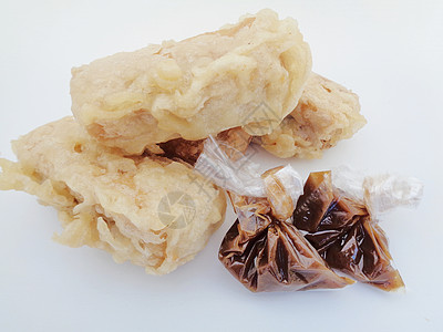 Tahu isi 也称为 由油炸豆腐制成的印度尼西亚食品 里面装满了面条和切片蔬菜 与参巴酱或青辣椒一起食用 又脆又油腻豆芽油炸图片