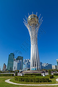 Baiterek 塔的视图摩天大楼金子城市景观首都建筑玻璃建筑学地标纪念碑图片