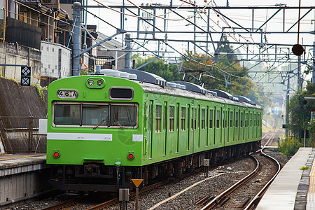 旧列车旅行乘客招牌绿色运输铁路白色车辆车站平台图片