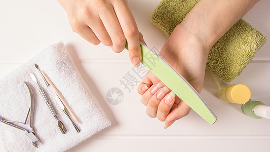 美甲 一个女人锉指甲 剪短长指甲 美甲沙龙工具金属治疗成套配件家庭程序团体身体图片