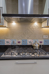 厨房墙现代厨房烹饪器在豪华公寓内瓷砖黑色展示抽油烟机家具煤气灶奢华气环烟囱器具背景
